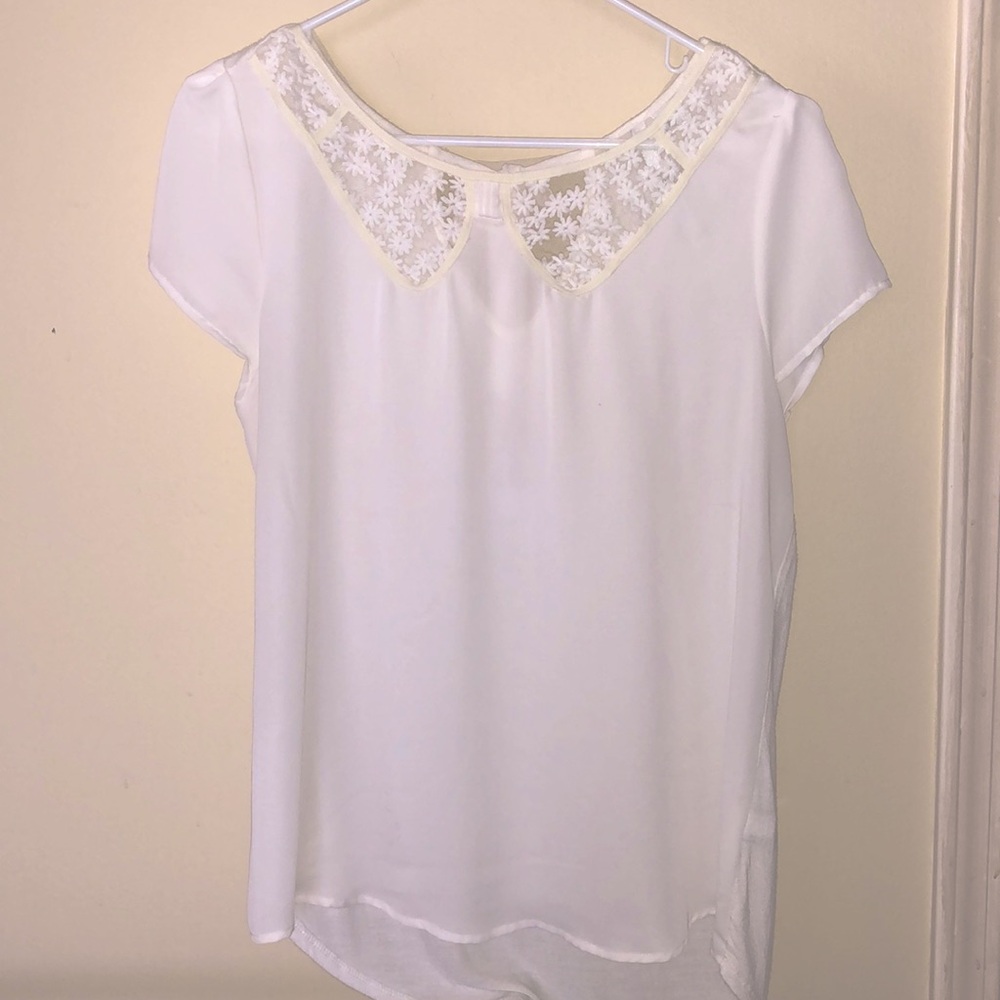LC Lauren Conrad white tee with flower collar detail